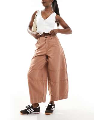 ASOS DESIGN - Laundered - Gewaschene Barrel-Leg-Hose in Rostrot mit Zierriegel-Braun