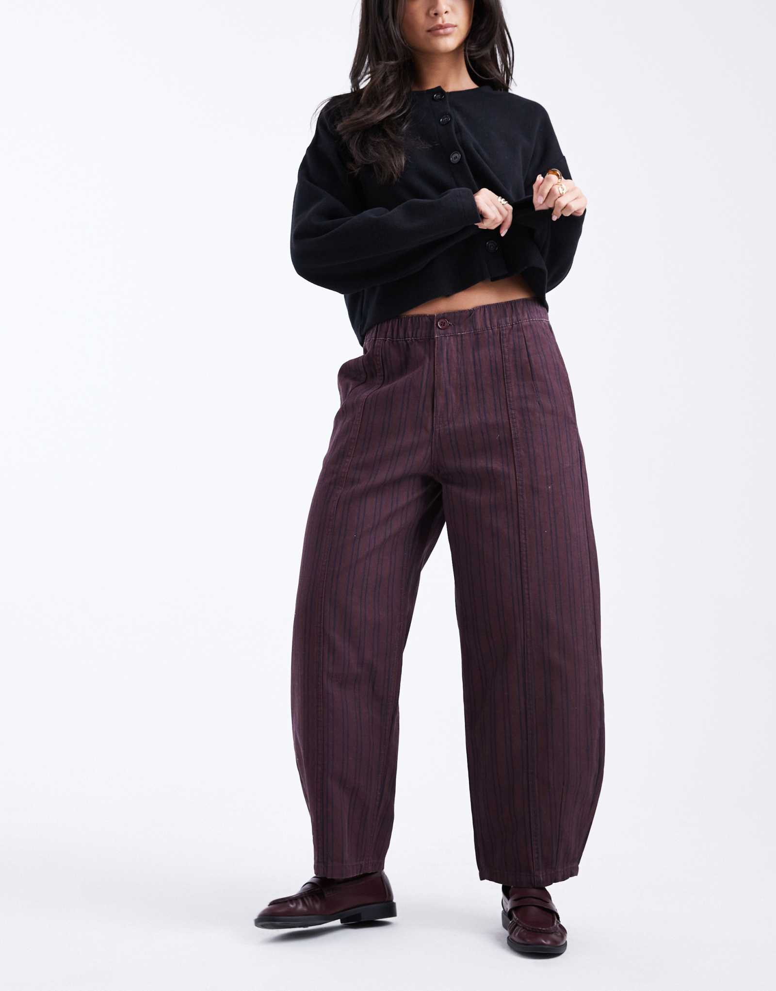 Дизайнерские брюки ASOS DESIGN с обтягивающими штанинами в бордовую и темно-синюю полоску 