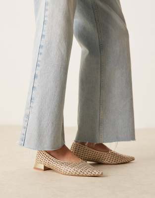 ASOS DESIGN - Lavinia - Webmuster-Ballerinas in Gold mit Absatz-Goldfarben
