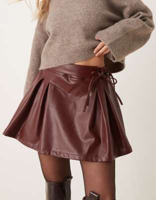 leather look pleated mini skirt in burgundy-Red