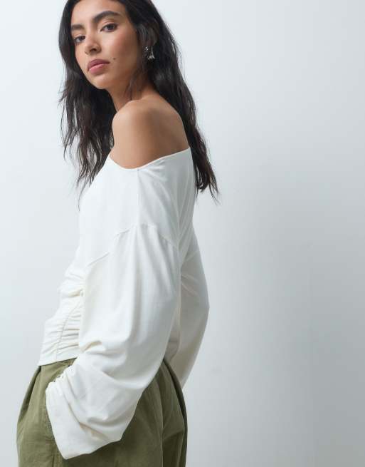 ASOS DESIGN ledig topp med bara axlar, långa ärmar och markerad midja i crème, 2 av 4