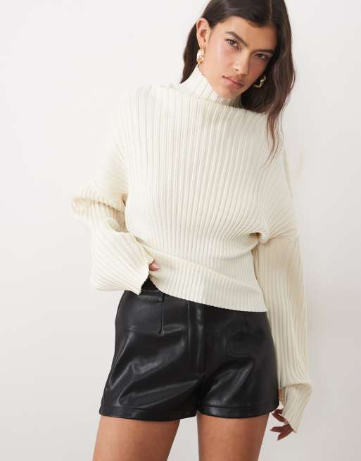 ASOS DESIGN leerlook getailleerde short in zwart, 2 van 5