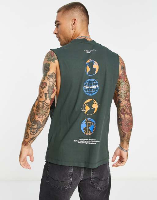 ASOS DESIGN – Legere Weste in Dunkelgrün mit Prints an der Wirbelsäule