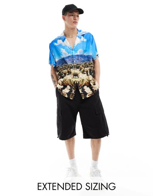 ASOS DESIGN – Legeres Hemd aus Satin mit Wüstenlandschafts-Print und tiefem Reverskragen