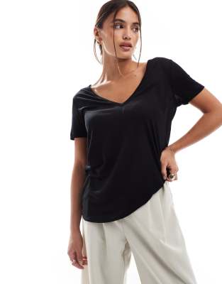 ASOS DESIGN - Legeres, schwarzes T-Shirt mit V-Ausschnitt