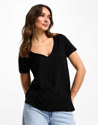 ASOS DESIGN - Legeres, schwarzes T-Shirt mit V-Ausschnitt