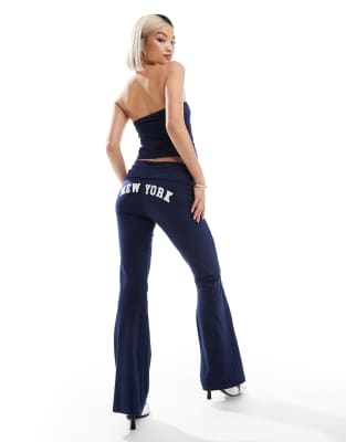 ASOS DESIGN - Legging d'ensemble à taille rabattue avec imprimé graphique à l'arrière - Bleu marine