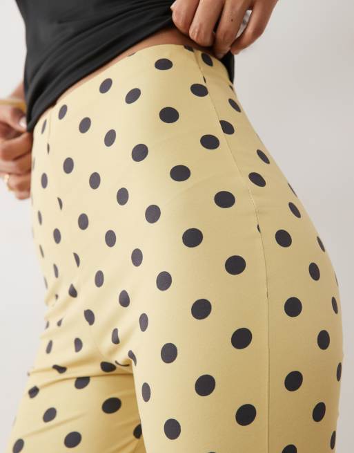 ASOS DESIGN - leggings capri de punto a lunares amarillos, 4 de 5