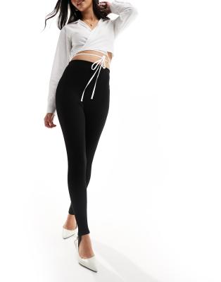 ASOS DESIGN - Leggings in Schwarz mit Fußband