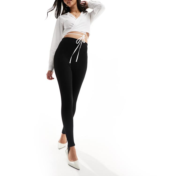 ASOS DESIGN - Leggings neri con staffe