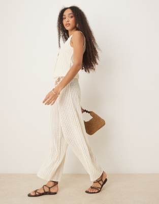 ASOS DESIGN - Leicht durchscheinende Hose in Creme mit weitem Bein und Häkel-Strukturmuster, Kombiteil-Neutral