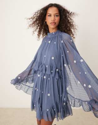 ASOS DESIGN - Leicht genopptes und besticktes Minikleid in Staubblau mit Overlay in Cape-Optik-Marineblau