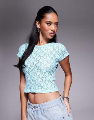 ASOS DESIGN - Leicht transparentes, knapp geschnittenes T-Shirt aus Spitze in Blau