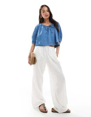 ASOS DESIGN - Leichtes Jeans-Oberteil in Mittelblau mit gebundener Vorderseite