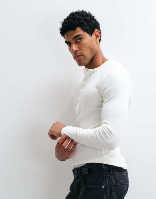 ASOS DESIGN leichtes Longsleeve im Muscle Fit mit Henley-Ausschnitt in Creme mit Struktur, 4 von 5