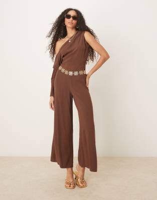 ASOS DESIGN - Leinen-Jumpsuit in Schokobraun mit abfallender Schulterpartie