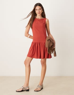 ASOS DESIGN - Leinenmix-Minikleid in Ziegelrot mit tiefer Taille
