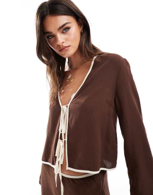 ASOS DESIGN – Leinenmix-Oberteil in Schokobraun mit farblich abgesetzter, gebundener Vorderseite