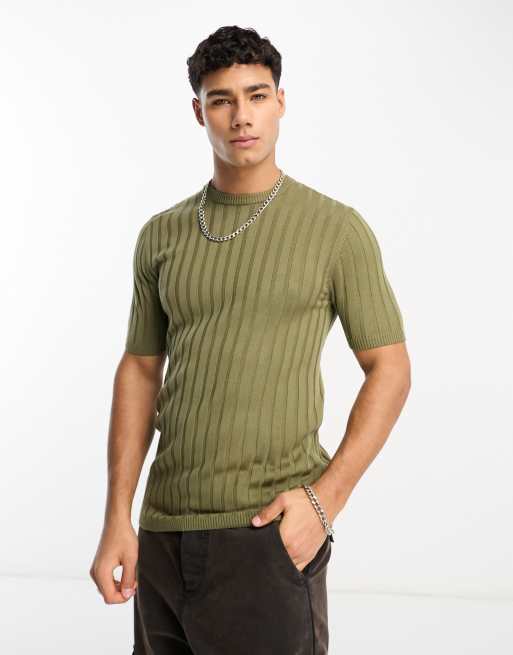 ASOS DESIGN – Lekki dzianinowy prążkowany T-shirt w kolorze khaki o kroju podkreślającym sylwetkę