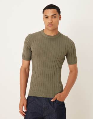 ASOS DESIGN – Lekki T-shirt o kroju podkreślającym sylwetkę z prążkowanej dzianiny w kolorze khaki