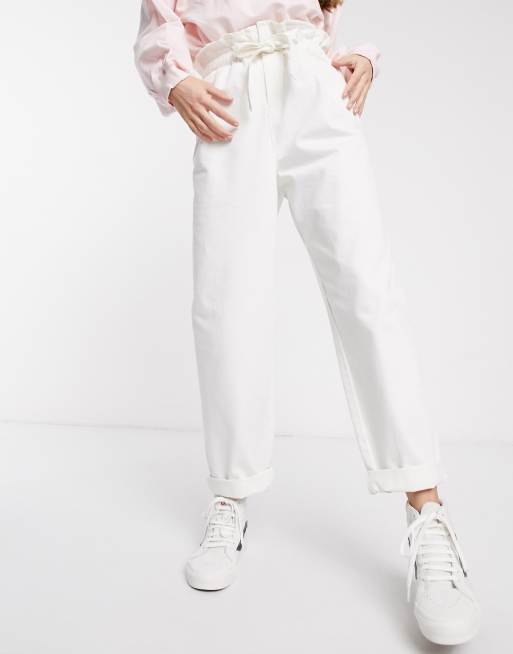 ASOS DESIGN – Lekkie jeansy w kolorze złamanej bieli ze zwężanymi nogawkami i wiązaniem z przodu