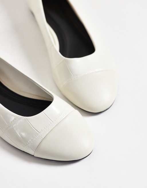 ASOS DESIGN Leon bailarinas con puntera en blanco roto, 4 de 4