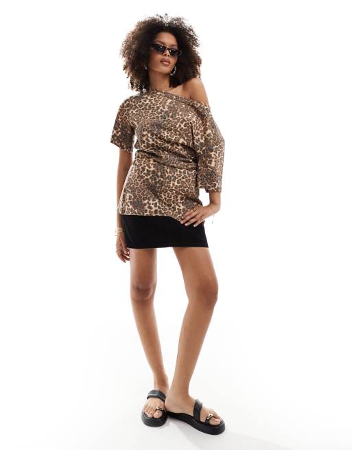 ASOS DESIGN – Leopardmönstrad, enaxlad topp med båtringning och indragen detalj, 2 av 4
