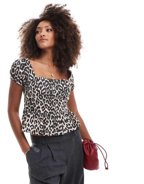 ASOS DESIGN – Leopardmönstrad poplinblus med fyrkantig ringning och knappar - view 1