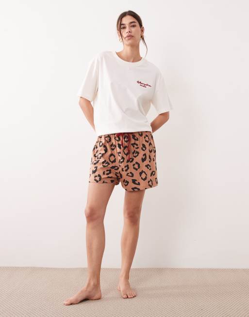 ASOS DESIGN – Leopardmönstrad pyjamas i oversize med T-shirt och shorts med "Hibernation"-tryck, 2 av 4