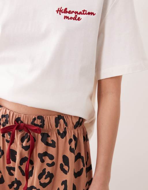 ASOS DESIGN – Leopardmönstrad pyjamas i oversize med T-shirt och shorts med "Hibernation"-tryck, 3 av 4