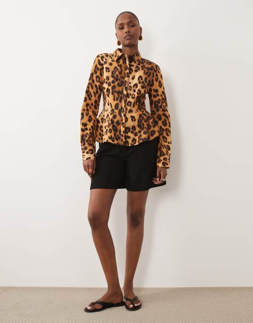 ASOS DESIGN – Leopardmönstrad skjorta i peplum-modell med markerad midja, 2 av 4