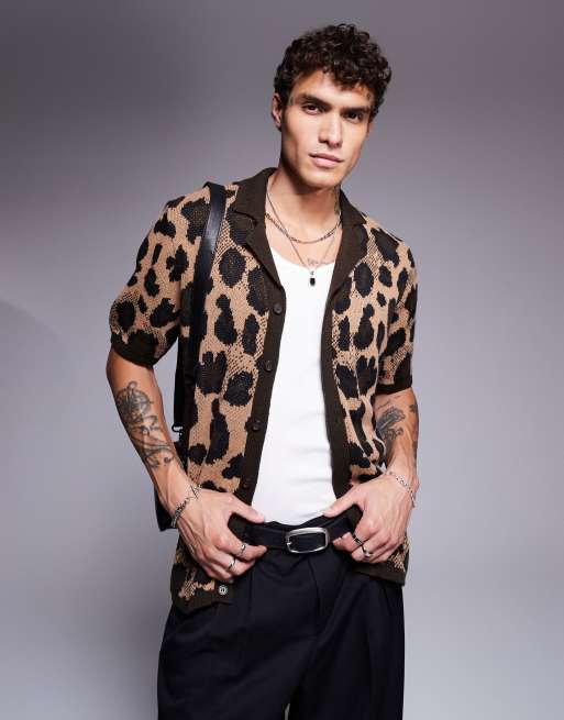 ASOS DESIGN – Leopardmönstrad, stickad pikétröja med korta ärmar och knäppning
