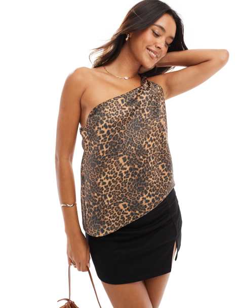 ASOS DESIGN – Leopardmönstrad topp i satin med en bar axel och drapering - view 1