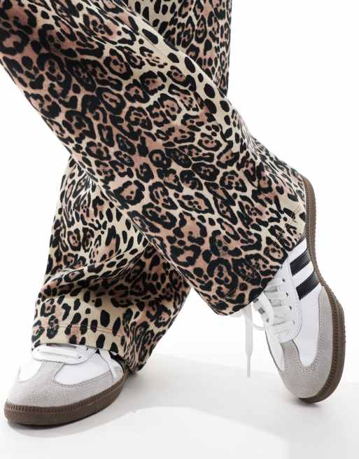 ASOS DESIGN – Leopardmönstrade mjukisbyxor med raka ben, 3 av 5