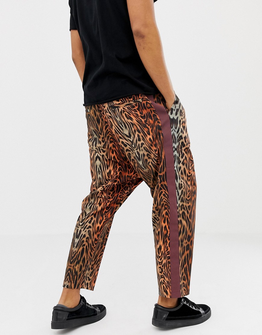 ASOS DESIGN – Leopardmönstrade, oversized, avsmalnande byxor med rand i sidan-Beige