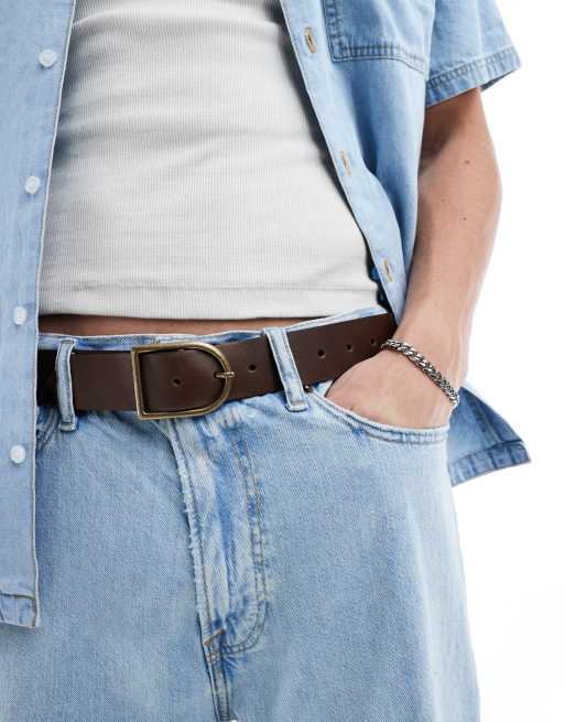 ASOS DESIGN - Leren riem met geborstelde goudkleurige gebogen gesp in bruin
