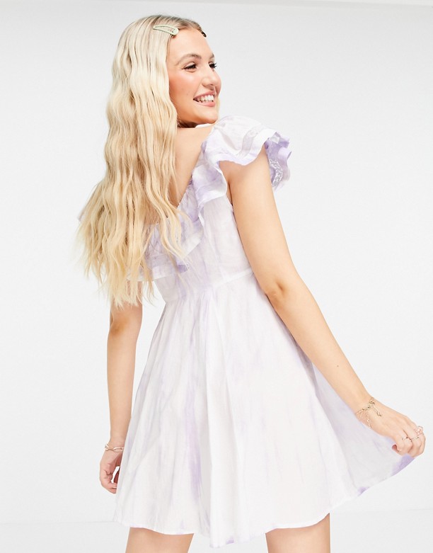 ASOS DESIGN – Letnia sukienka mini z koronkowymi zdobieniami z efektem tie-dye Efekt tie dye Zakup 