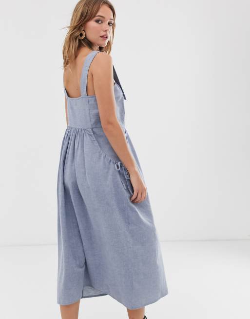 ASOS DESIGN - letnia sukienka na szelkach o długości midi z tkaniny  chambray, z kieszeniami po bokach | ASOS