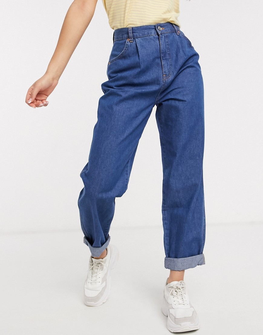 ASOS DESIGN - Lichte mom jeans met geplooide voorkant in midwash blauw