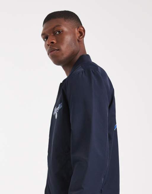 ASOS DESIGN - Lichtgewicht bomberjack met print in marineblauw, 4 van 5