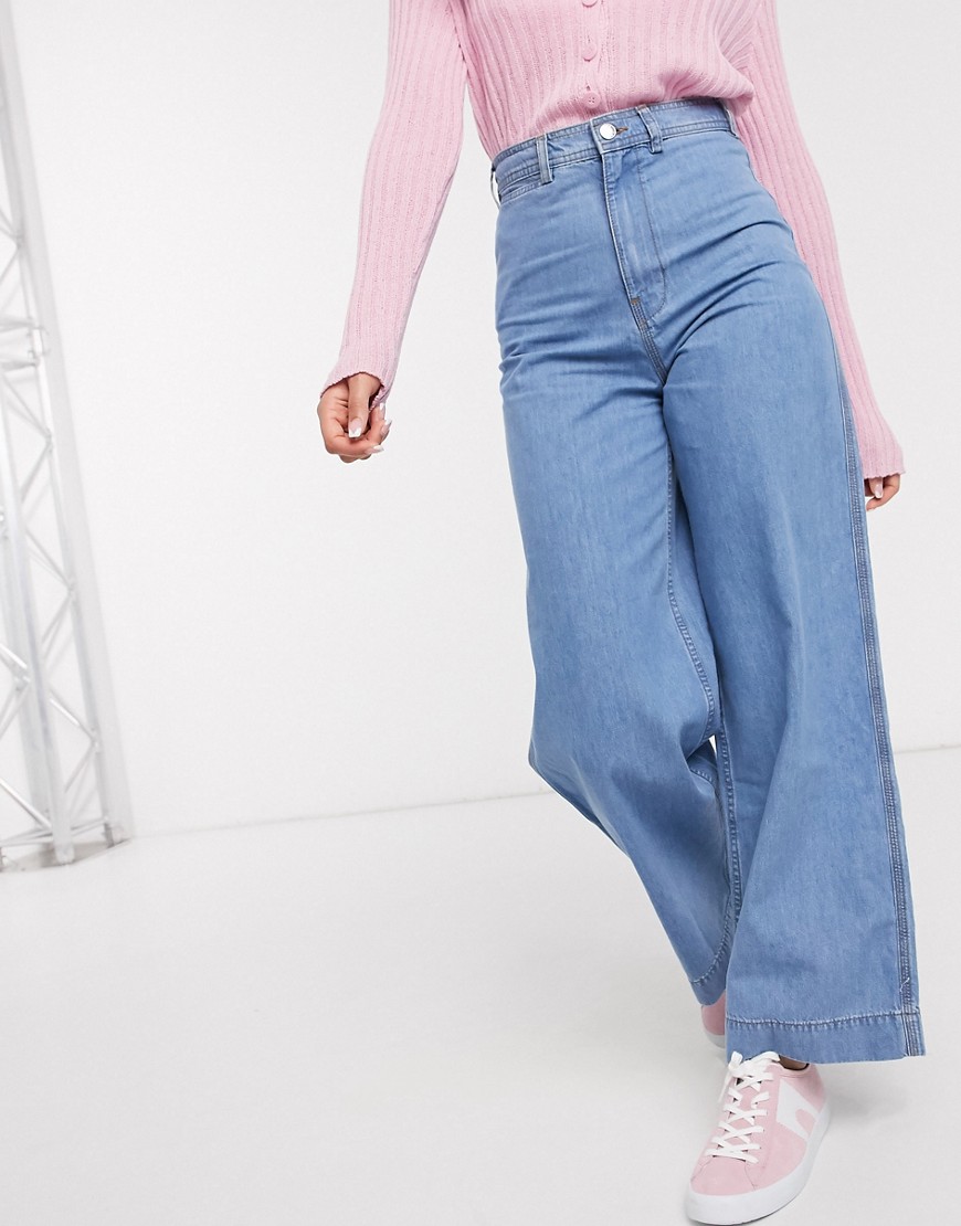 ASOS DESIGN - Lichtgewicht jeans met wijde pijpen in midwash-Blauw