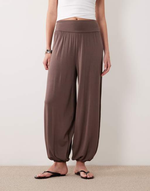 ASOS DESIGN - Lichtgewicht jersey broek met ballonpijpen in chocoladebruin, 2 van 5