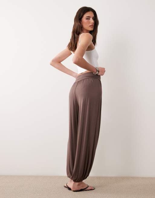 ASOS DESIGN - Lichtgewicht jersey broek met ballonpijpen in chocoladebruin, 5 van 5