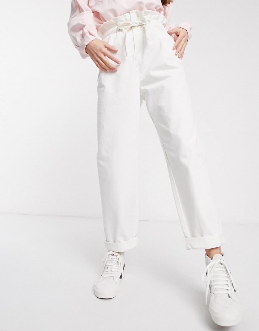 ASOS DESIGN - Lichtgewicht smaltoelopende jeans met gestrikte voorkant in gebroken wit