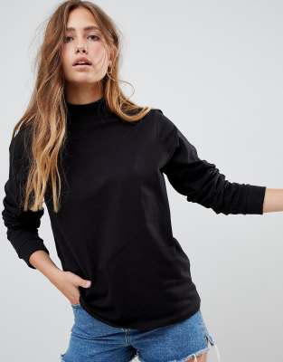 black high neck sweatshirt