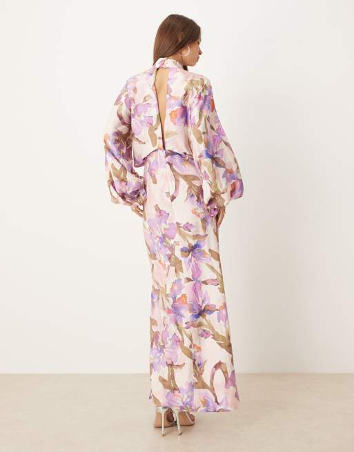 ASOS DESIGN – Lila maxiklänning med hög krage, djup ringning, blusärmar och blommönster i akvarellstil, 2 av 4