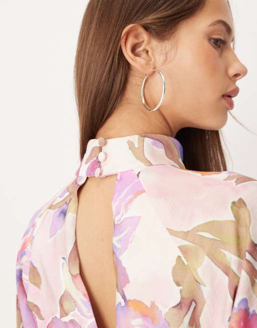 ASOS DESIGN – Lila maxiklänning med hög krage, djup ringning, blusärmar och blommönster i akvarellstil, 3 av 4