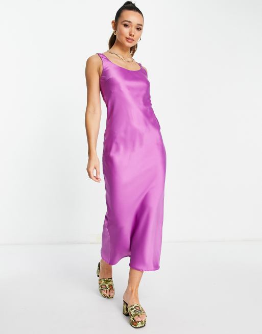 ASOS DESIGN – Lila, midi-slipklänning i satin med djup halsringning