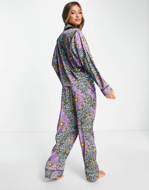 ASOS DESIGN – Lila satinpyjamas med skjorta och byxor i leopard- och barockmönster, 2 av 4