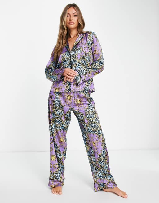 ASOS DESIGN – Lila satinpyjamas med skjorta och byxor i leopard- och barockmönster, 3 av 4